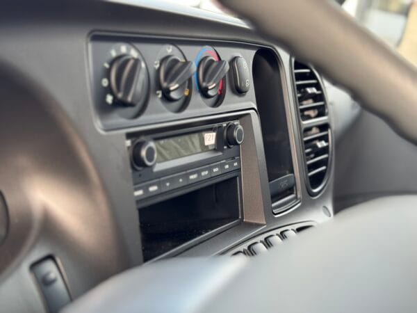 Hệ thống giải trí và điều khiển điều hóa thiết kế tối giản dễ sử dụng