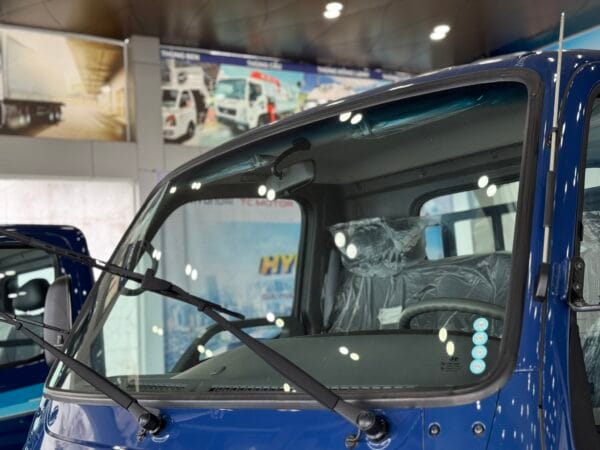 Mặt kính chắn gió rộng, thoáng, an toàn di chuyển