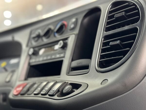 Cửa sổ gió lớn, làm mát nhanh ngay khi khởi động máy