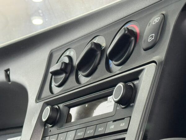 Hệ thống giải trí & điều khiển hệ thống điều hoà tối giản, dễ dàng sử dụng, thuận tiện cho bác tài