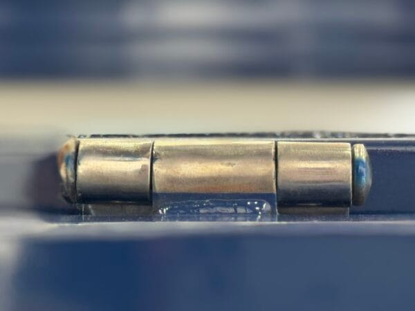 Bản lề thùng chắc chắn