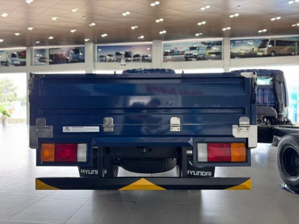 Tổng thể mặt sau thùng xe Hyundai N250 thùng lửng