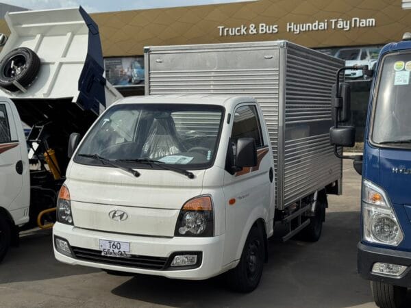 Hyundai New Porter H150 Thùng kín Inox tiêu chuẩn
