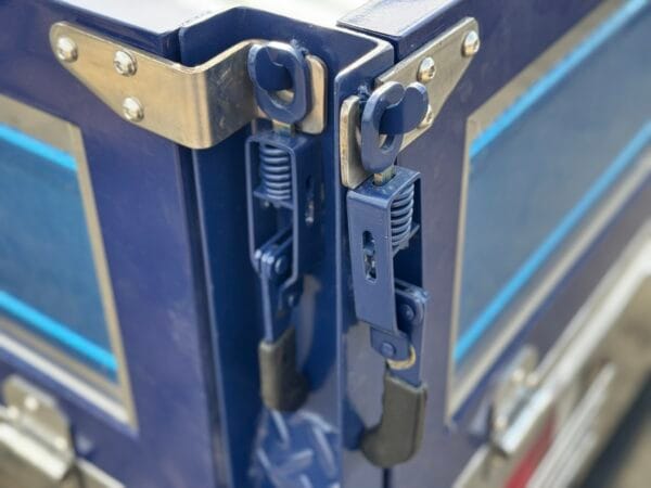 Tay khoá với lò xò chắc chắn, an toàn khi di chuyển