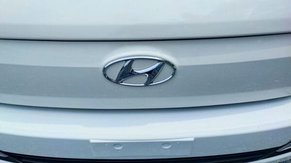 Logo Hyundai trước mặt ca-lăng