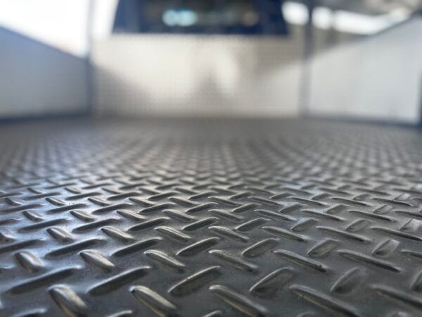 Sàn thùng được thiết kế đa dạng theo nhu cầu của Quý khách như dập lá me, dập sóng, phẳng và có thể thay thế vật tư theo nhu cầu