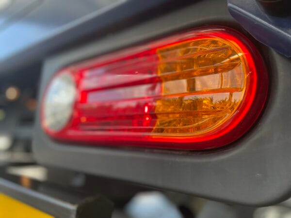 Cụm đèn hậu tích hợp 3 chức năng