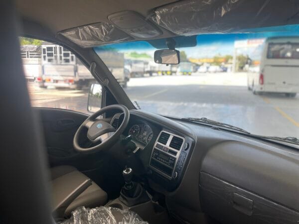 Khoang lái rộng rãi, thoải mái, tiện nghi với 03 ghế ngồi