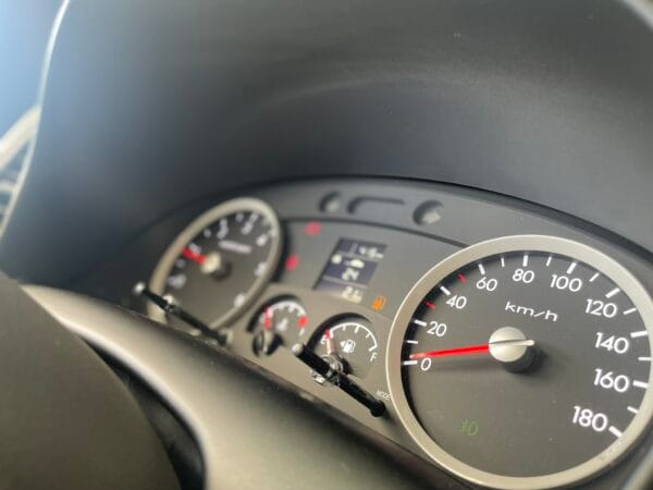 Mặt đồng hồ thể hiện đầy đủ các thông số