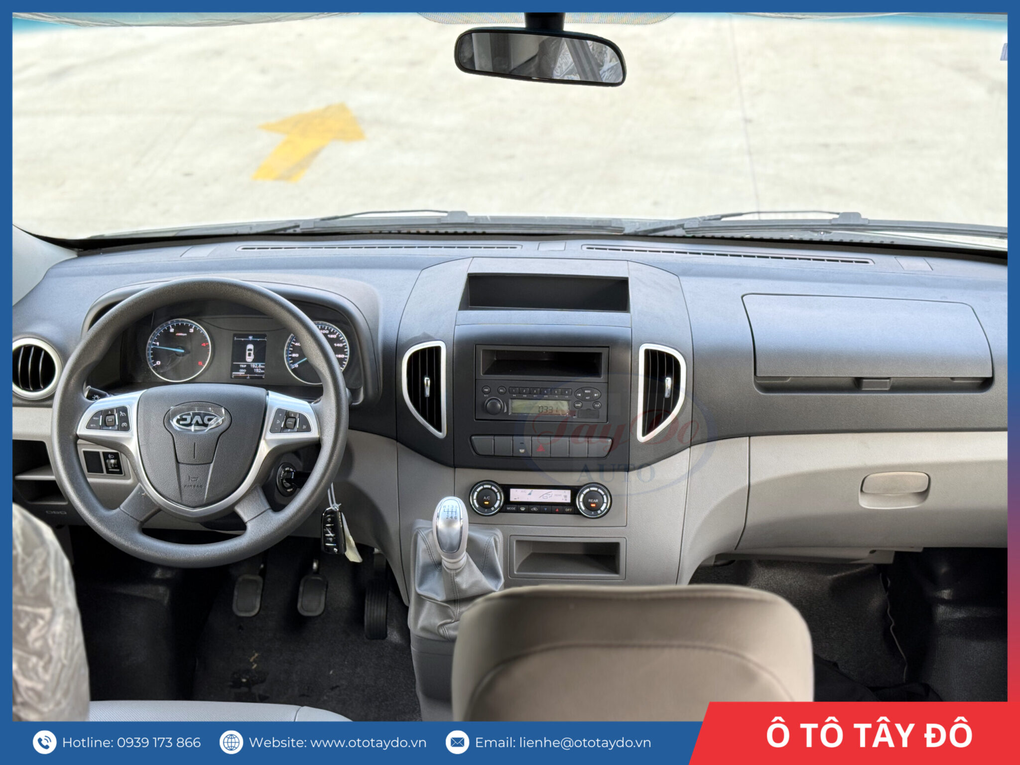Ảnh chụp khoang lái (nội thất phía trước) của xe JAC Sunray 2026 Euro 5