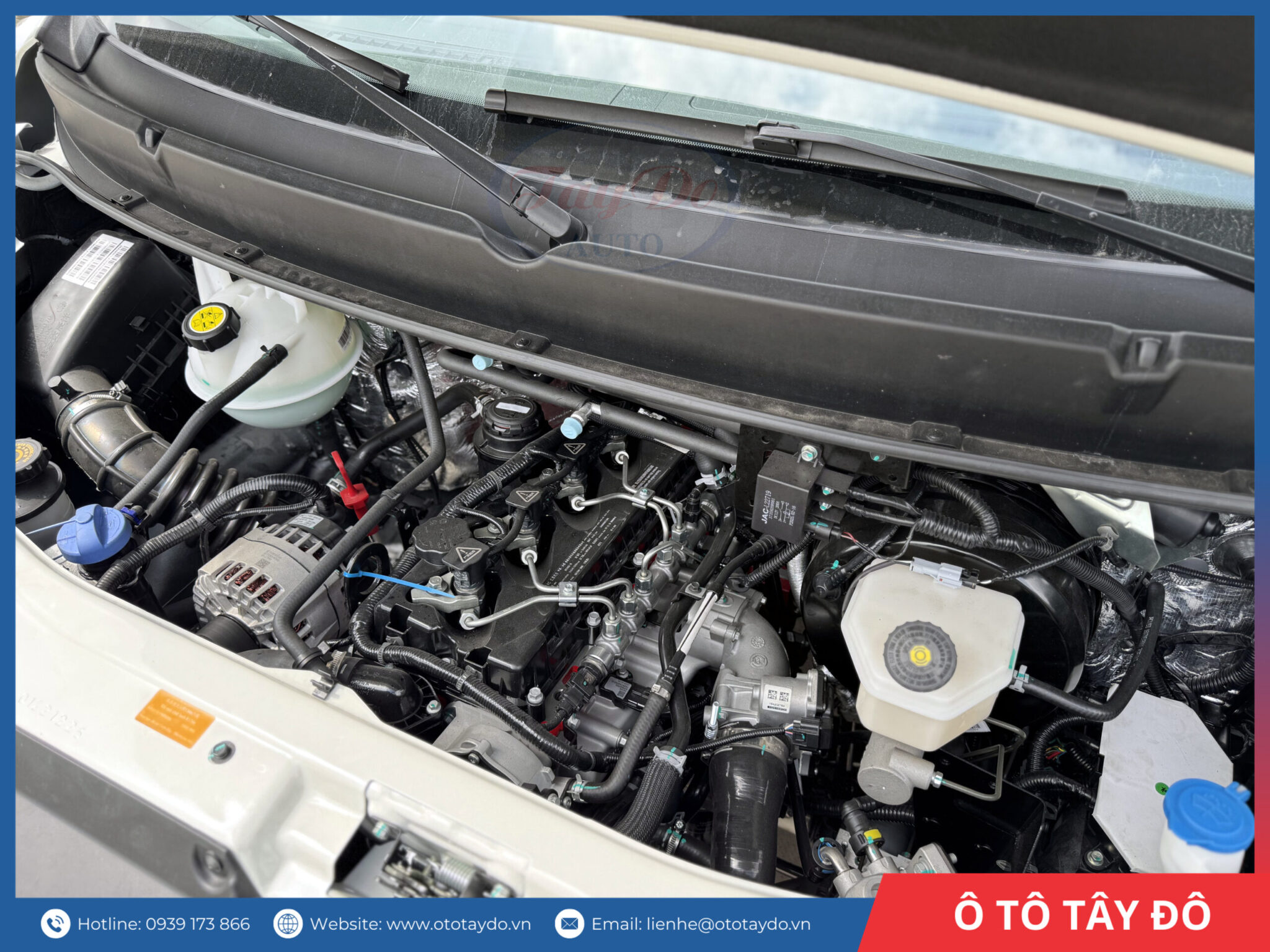 Ảnh chụp chi tiết khoang động cơ phía dưới nắp capo của xe JAC Sunray 2026 Euro 5