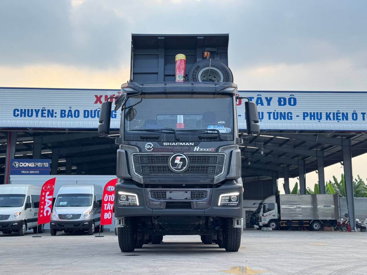 Ảnh chụp trực diện đầu xe ben Shacman H3000S 8x4 màu xám đậm tại Ô Tô Tây Đô