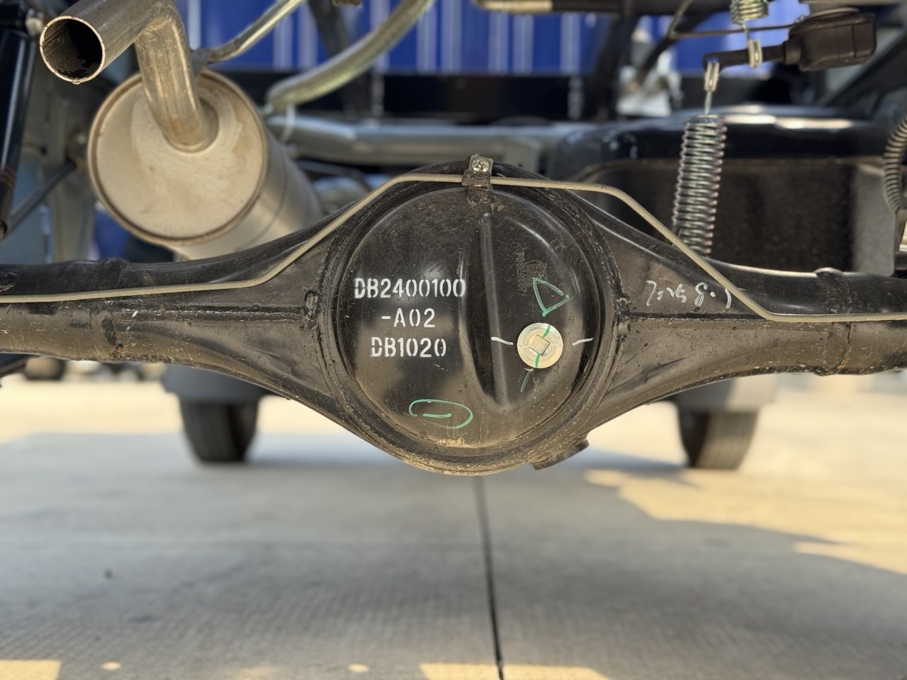 Ảnh cận cảnh cầu sau của xe SRM K990 với các mã số