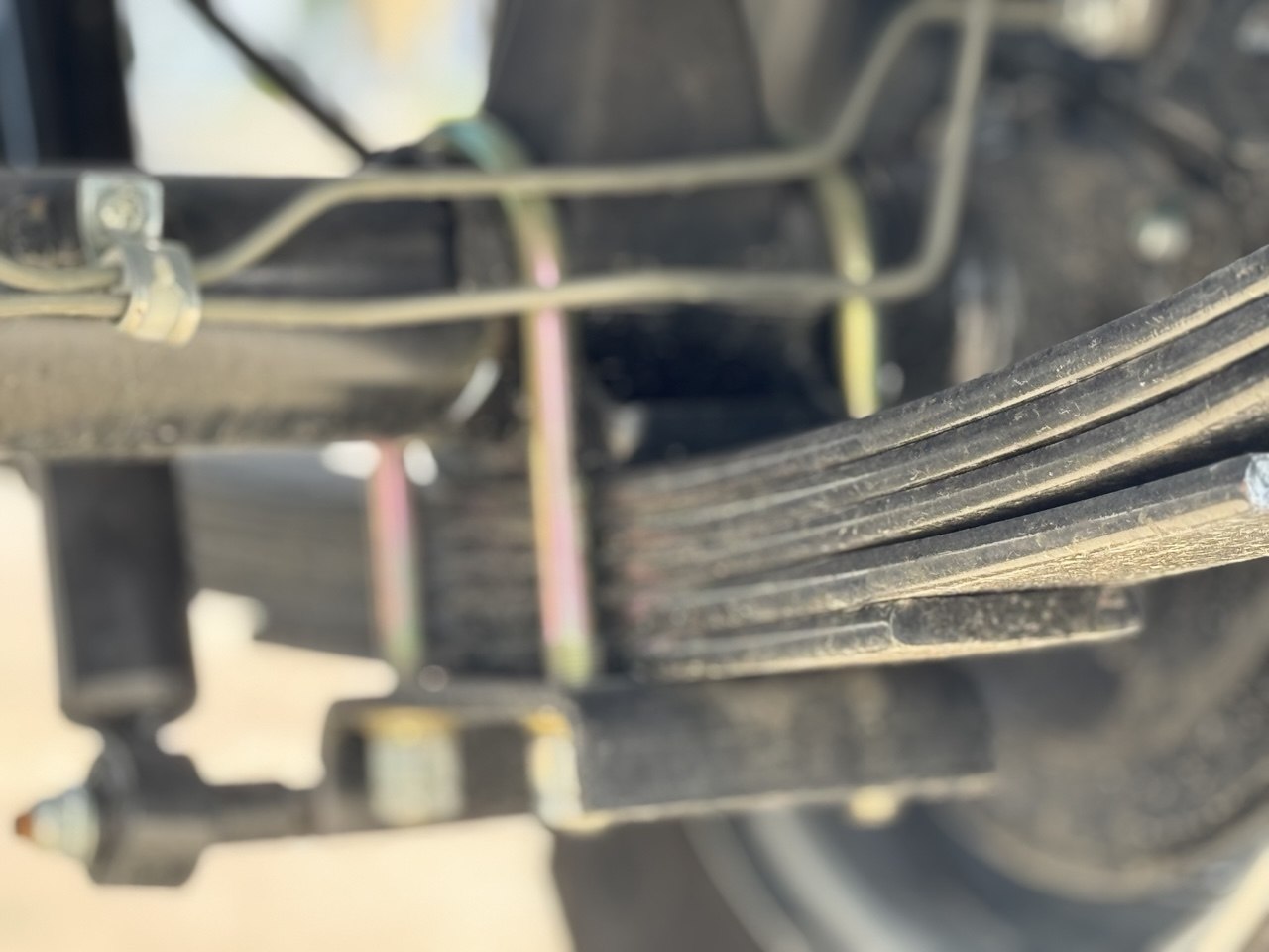 Ảnh cận cảnh hệ thống nhíp lá của xe SRM K990