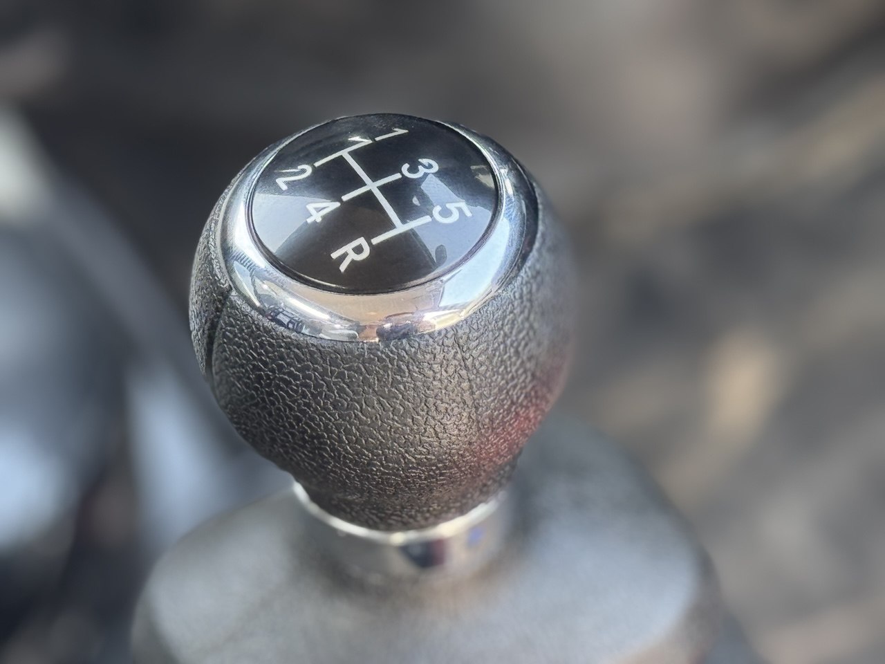 Ảnh cận cảnh cần số sàn của xe SRM K990 với sơ đồ 5 cấp số tiến và 1 số lùi