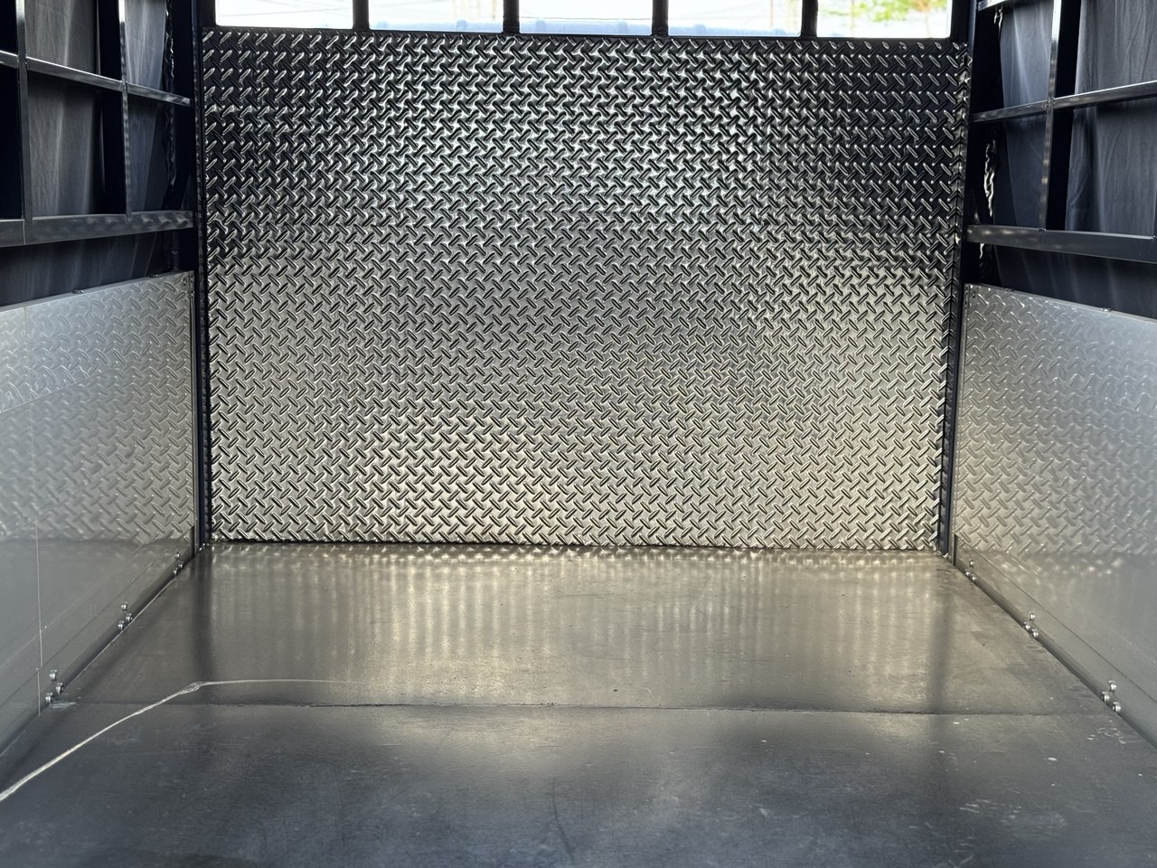 Bên trong thùng xe tải JAC H200 EURO 5 với sàn và vách ốp tấm kim loại vân nhám