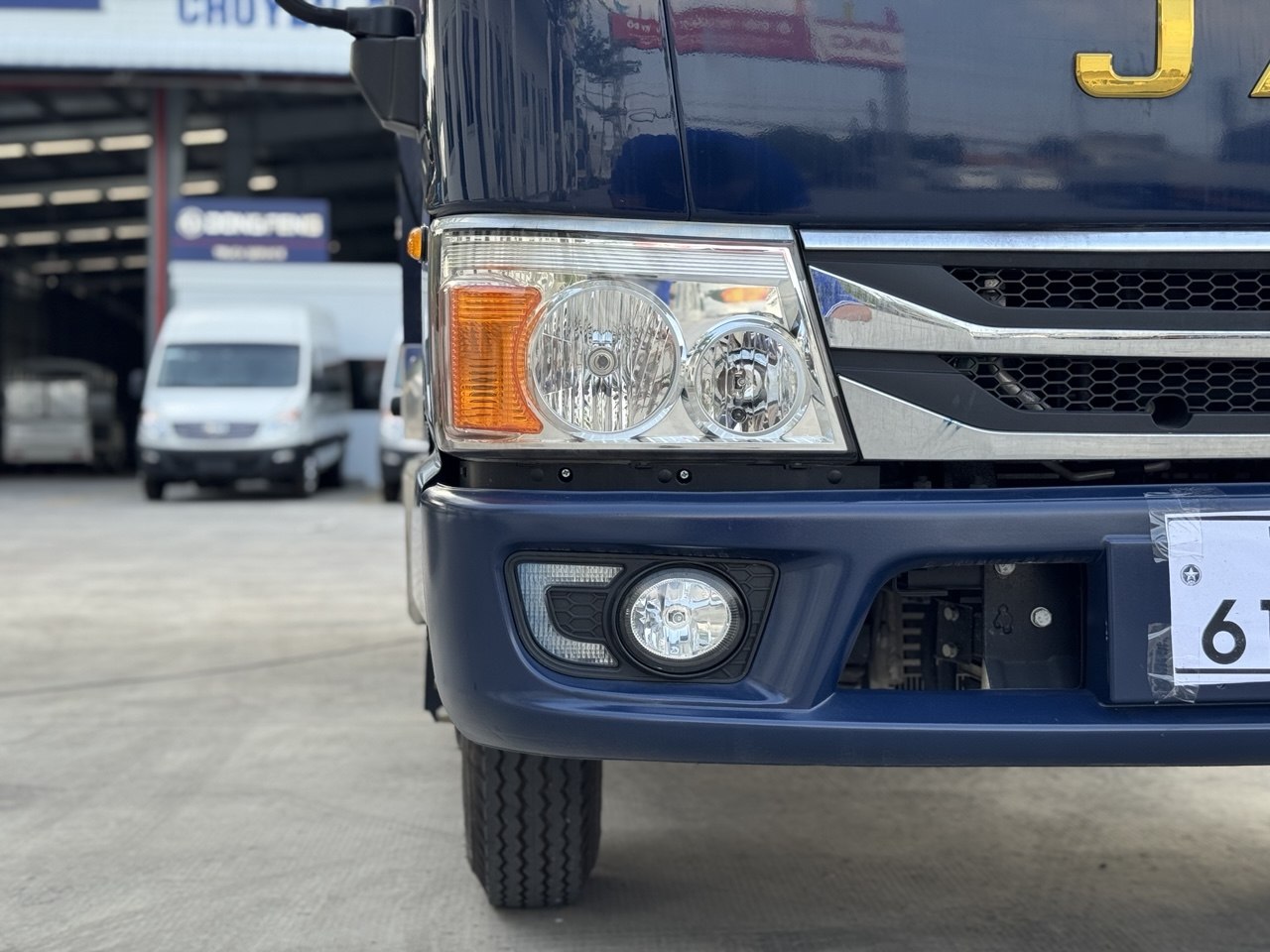 Cận cảnh đầu xe tải JAC H200 EURO 5 với cụm đèn pha và đèn sương mù