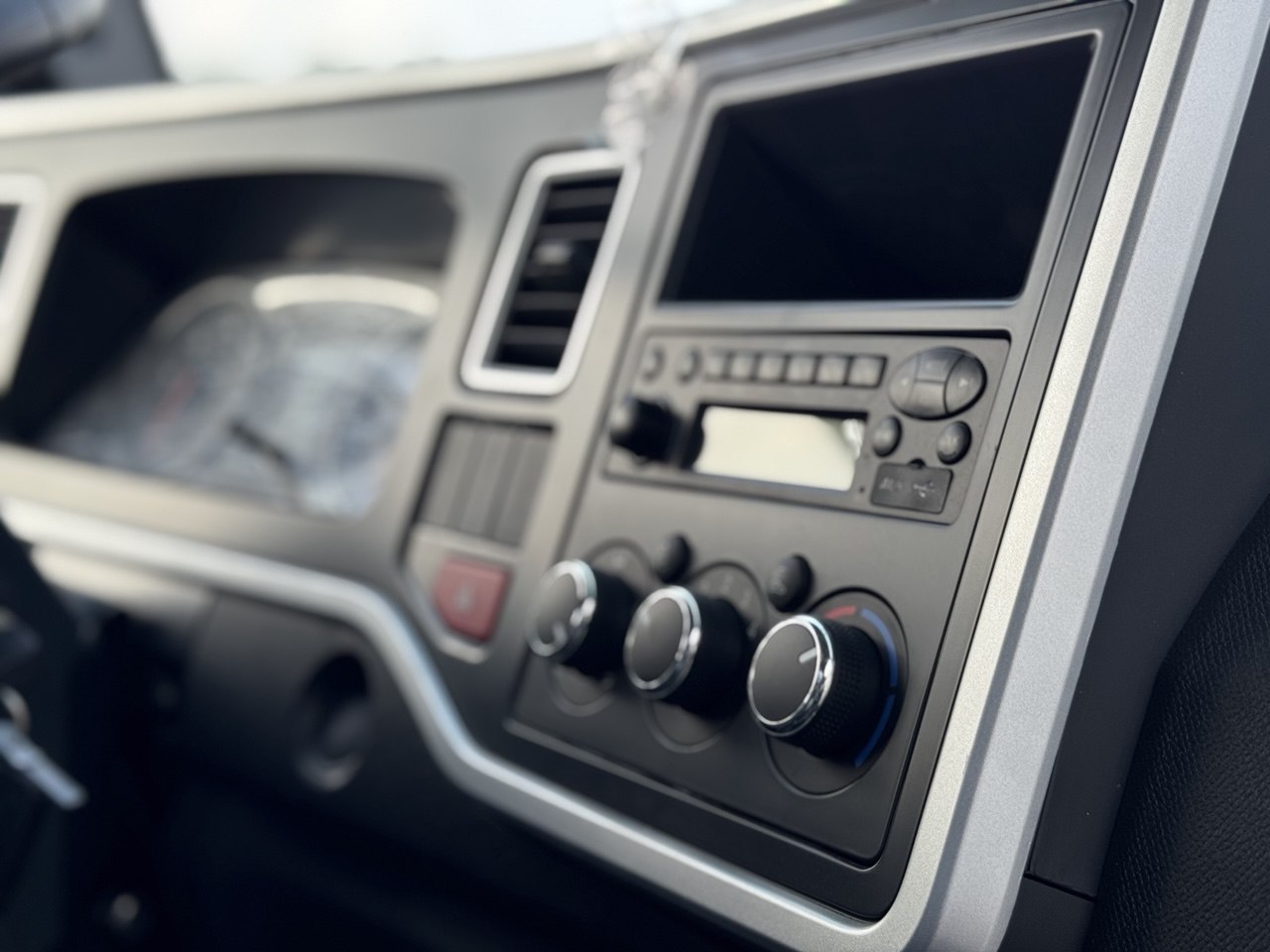 Bảng điều khiển trung tâm bên trong cabin xe tải JAC H200 EURO 5