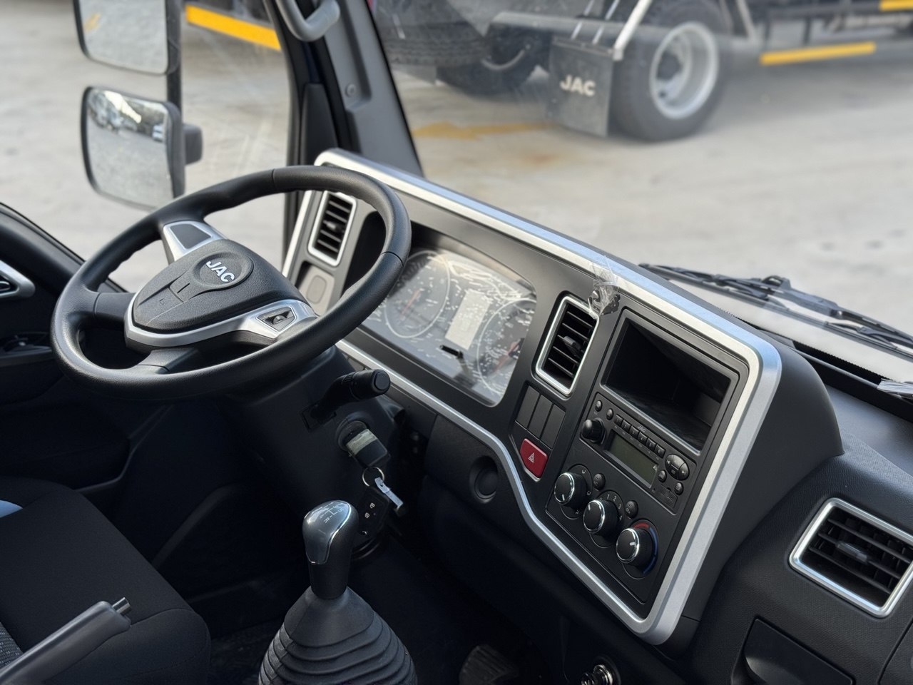 Nội thất cabin xe tải JAC H200 EURO 5 với vô lăng, bảng đồng hồ và cần số sàn