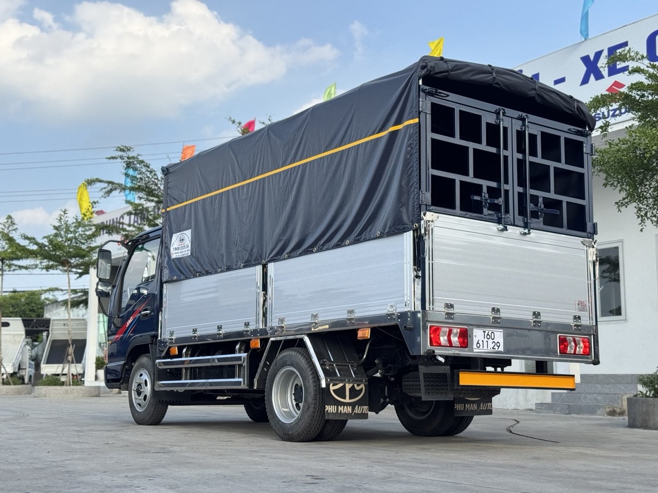 Góc 3/4 phía sau bên phải của xe tải JAC H200 EURO 5 thùng mui bạt