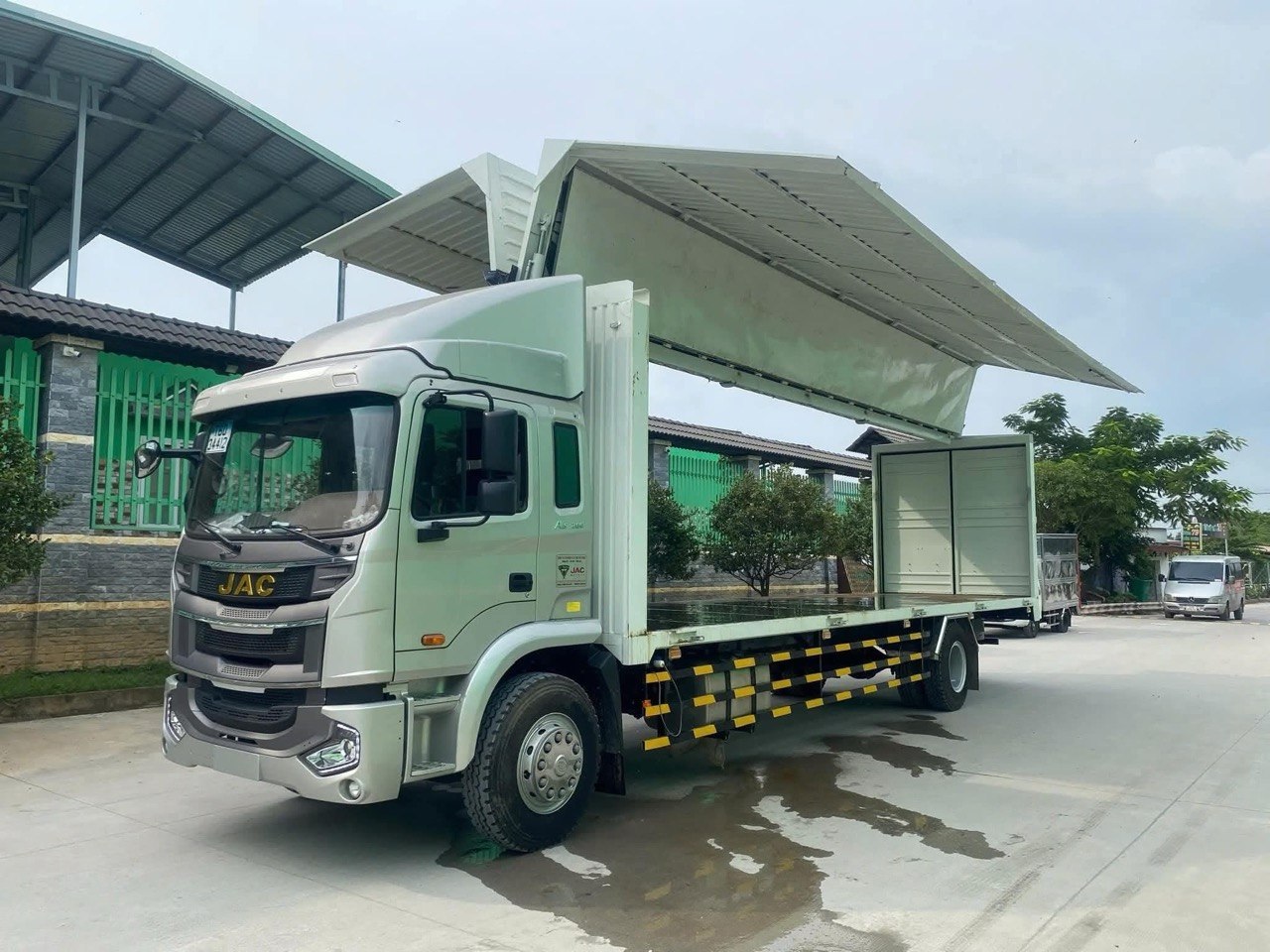 Xe tải JAC A5 thùng kín cánh dơi đang mở, góc trước bên trái