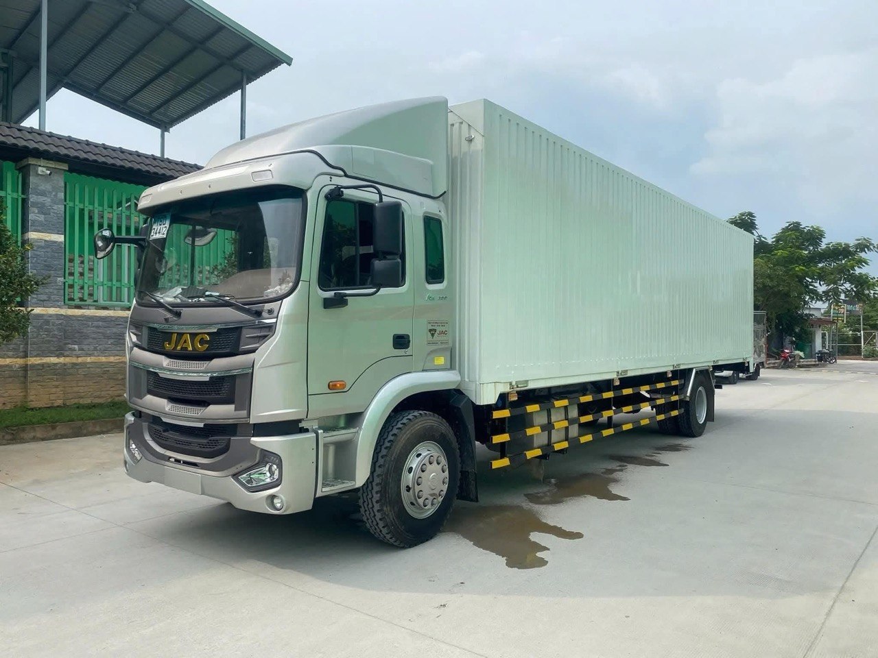 Xe tải JAC A5 thùng kín cánh dơi đóng kín, góc trước bên trái