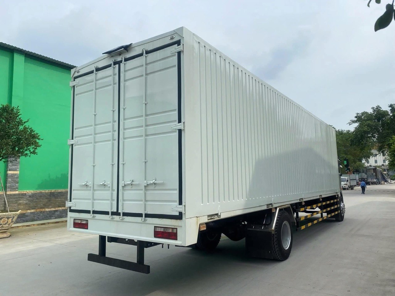 Xe tải JAC A5 thùng kín cánh dơi đóng kín, góc sau bên phải