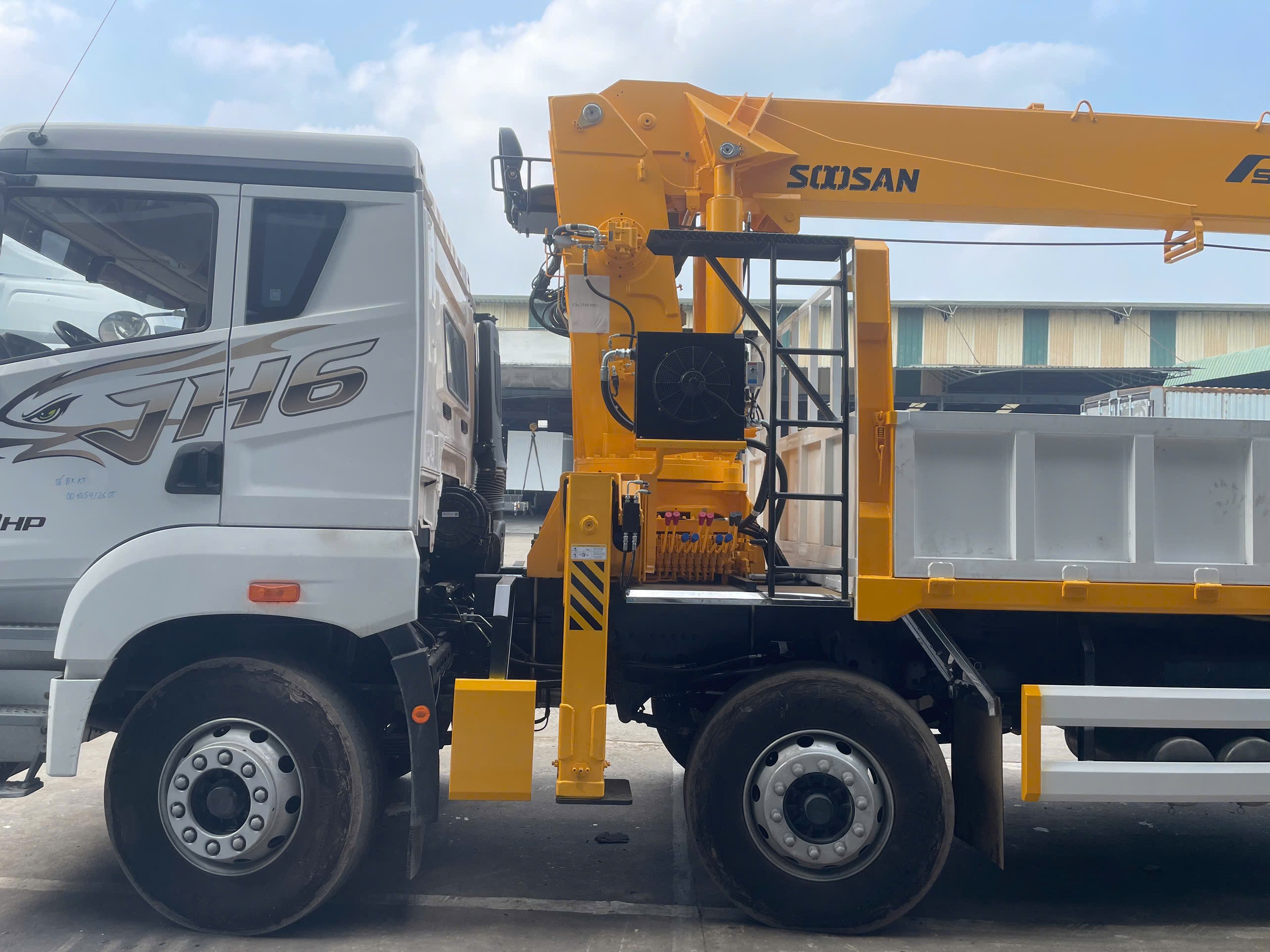 Chi tiết cabin và chân cẩu SOOSAN