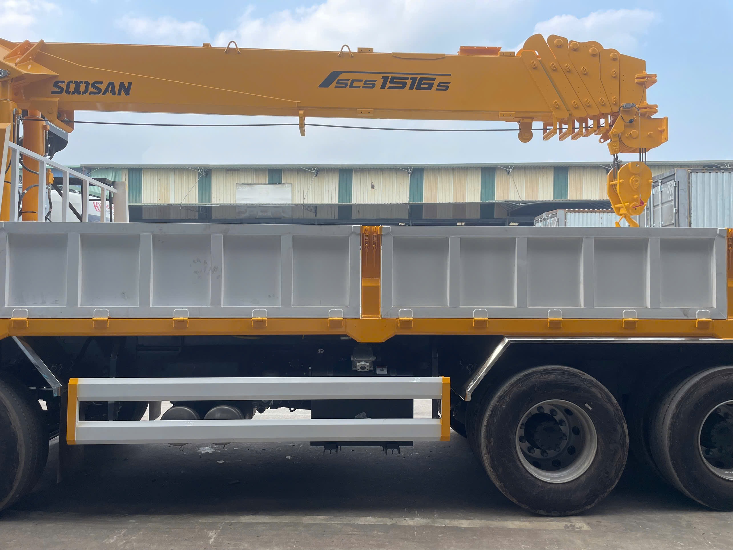 Chi tiết cần cẩu SOOSAN SCS1516S và thùng xe