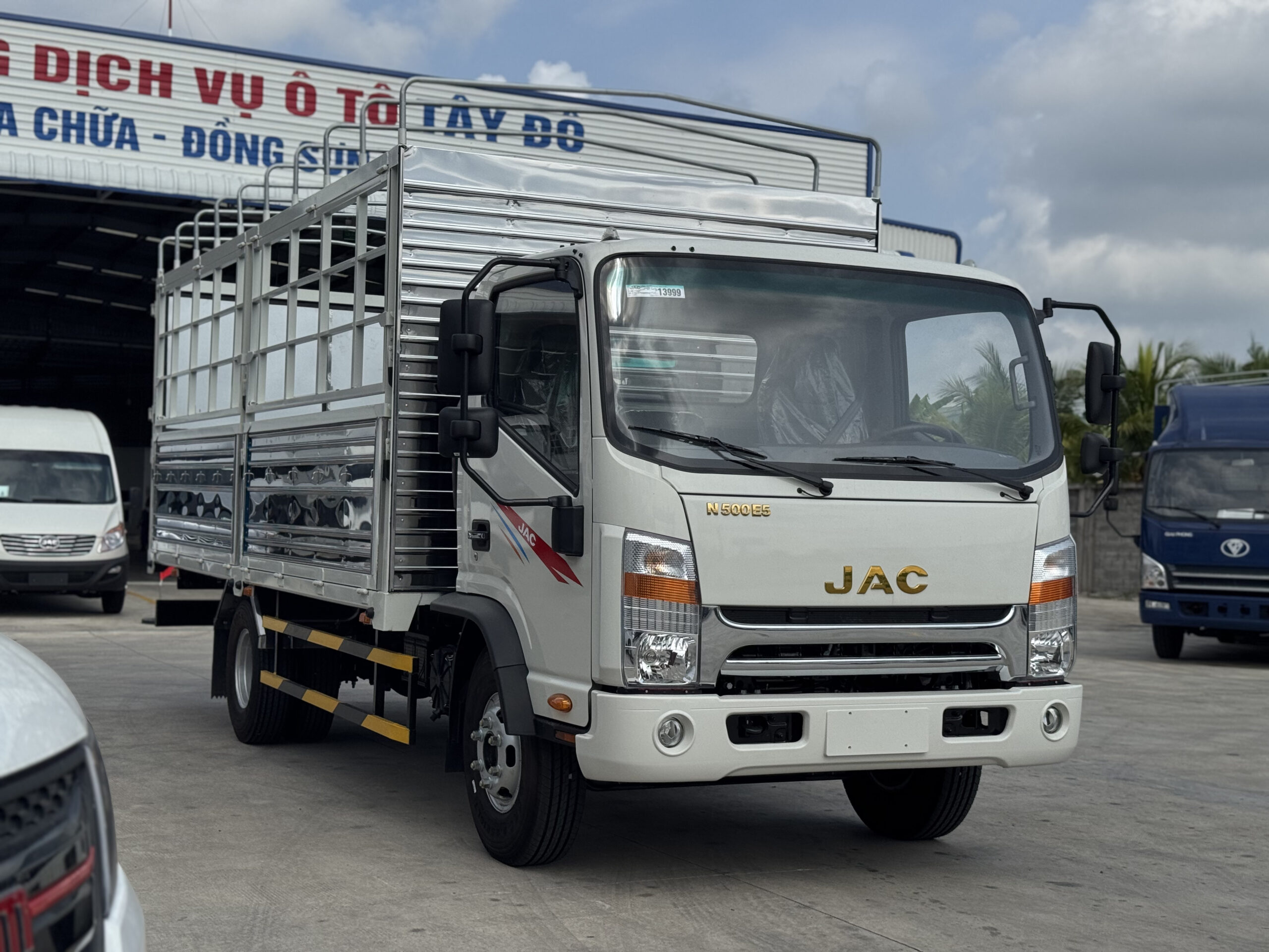 Xe tải JAC N500 E5 thùng mui bạt 5 tấn tại Ô Tô Tây Đô