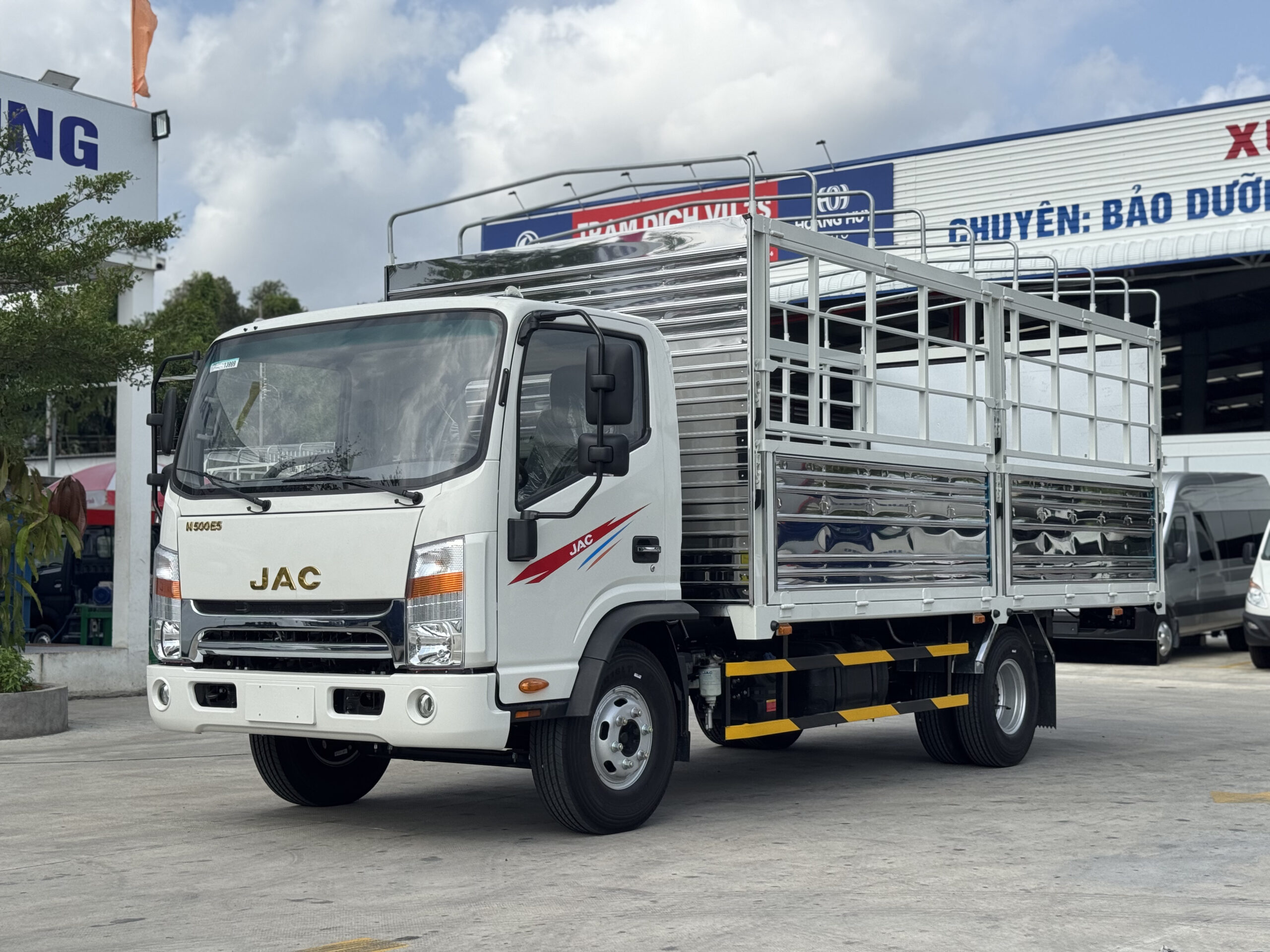 Góc nhìn bên phải xe tải JAC N500 E5 thùng mui bạt