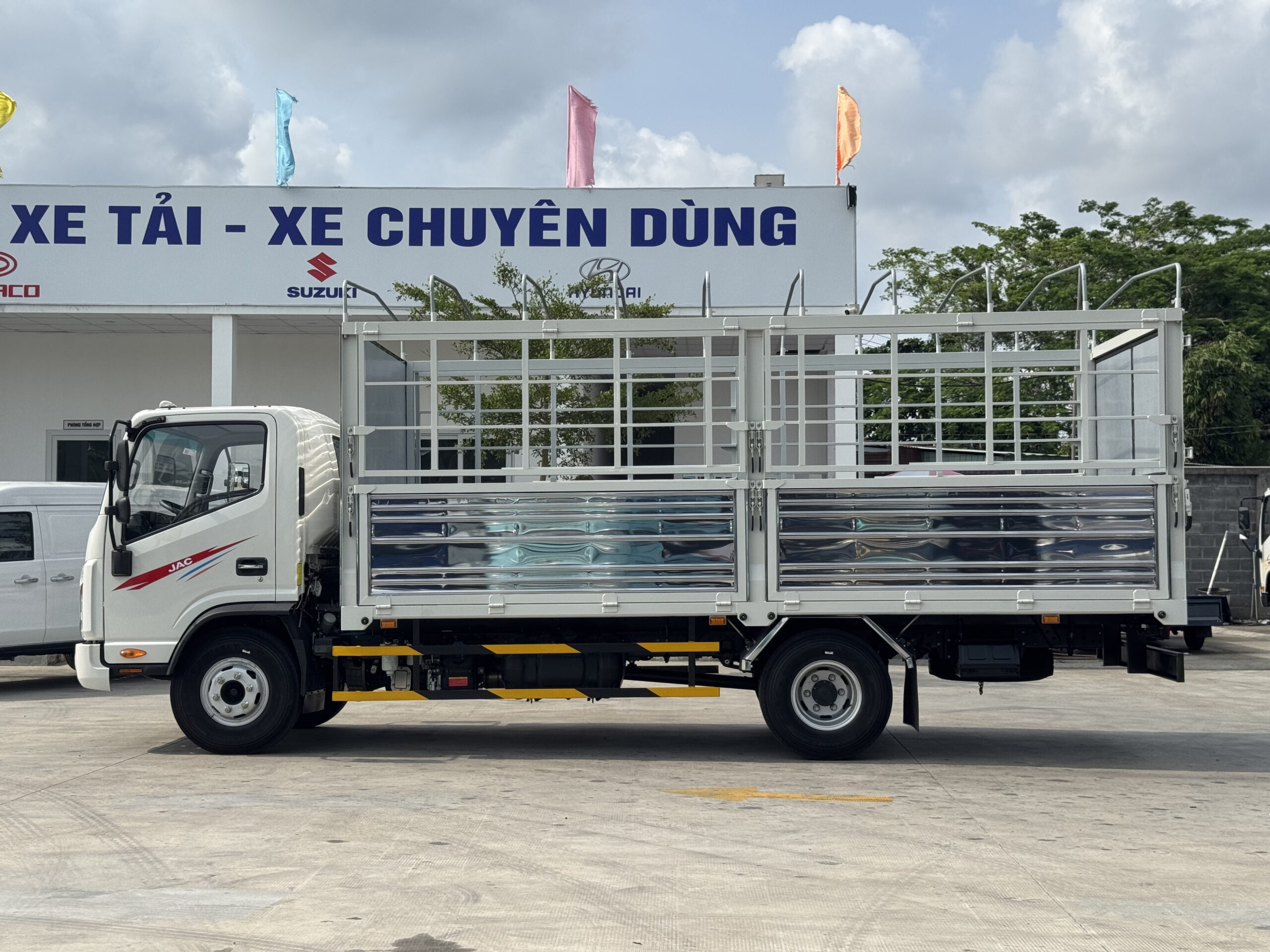 Thân xe và thùng hàng dài của JAC N500 E5 5 tấn