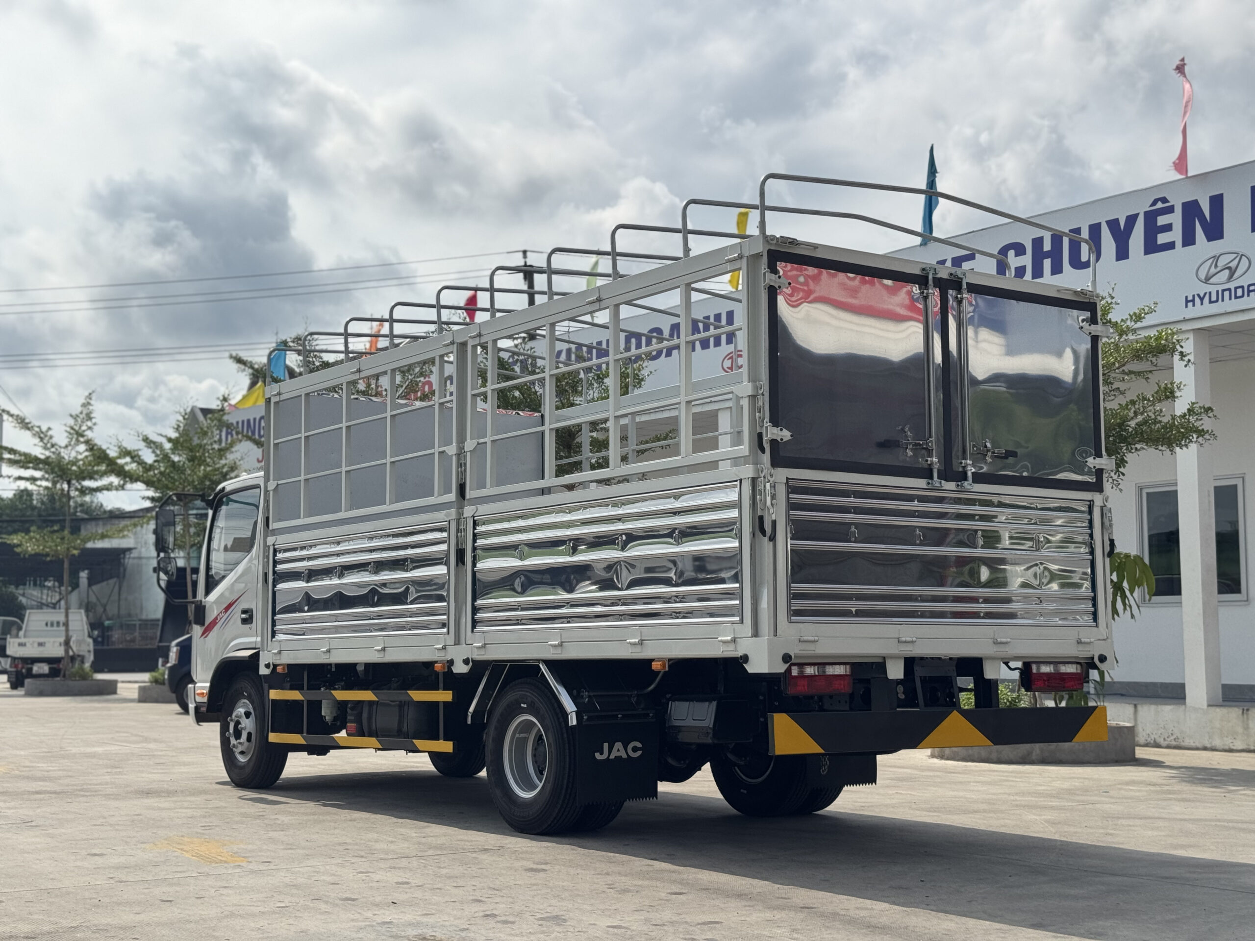 Phần đuôi xe tải JAC N500 E5 thùng mui bạt chắc chắn