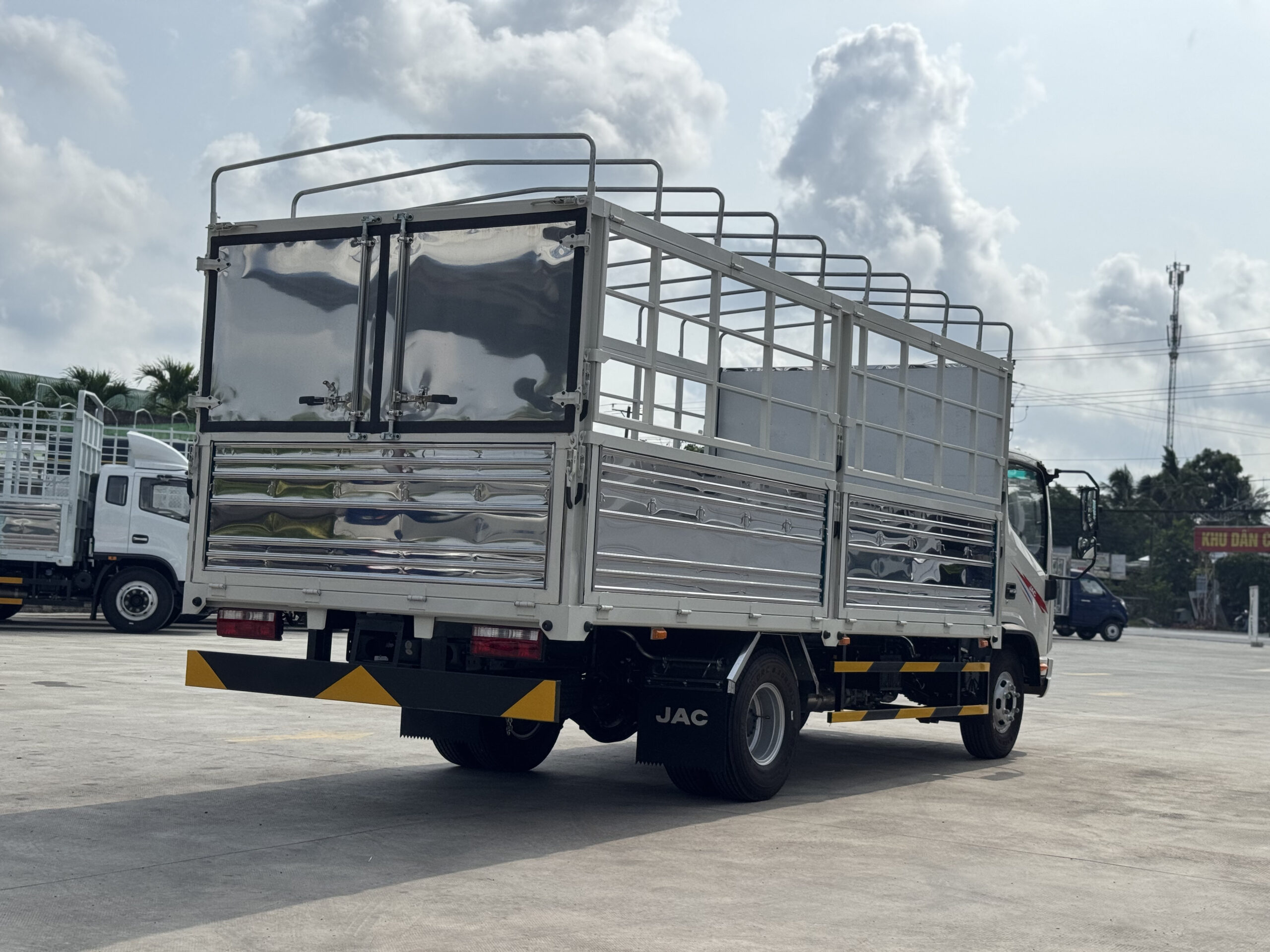 Tổng thể phía sau bên trái xe tải JAC N500 E5