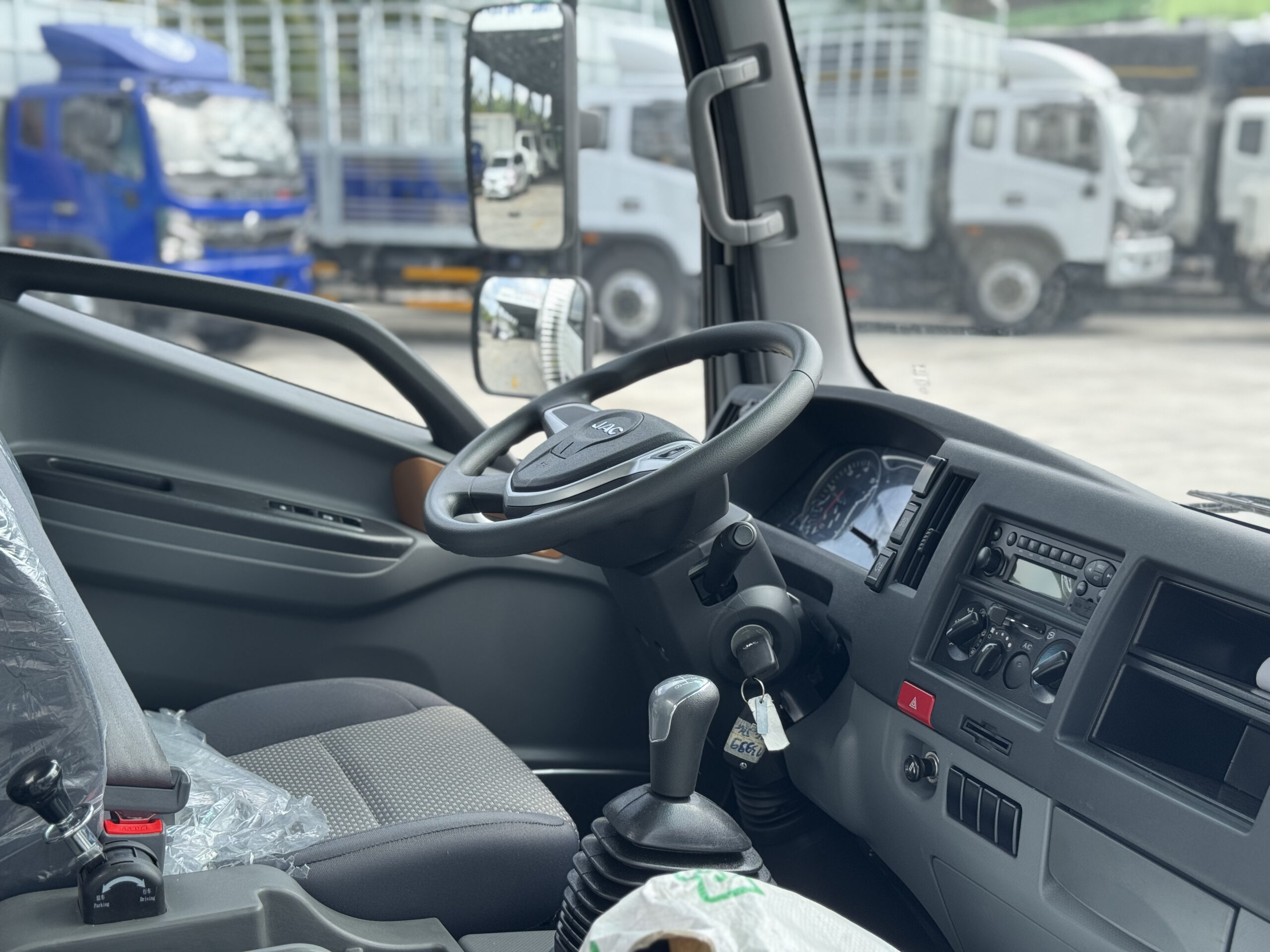 Khoang lái tiện nghi và hiện đại của xe tải JAC N500 E5