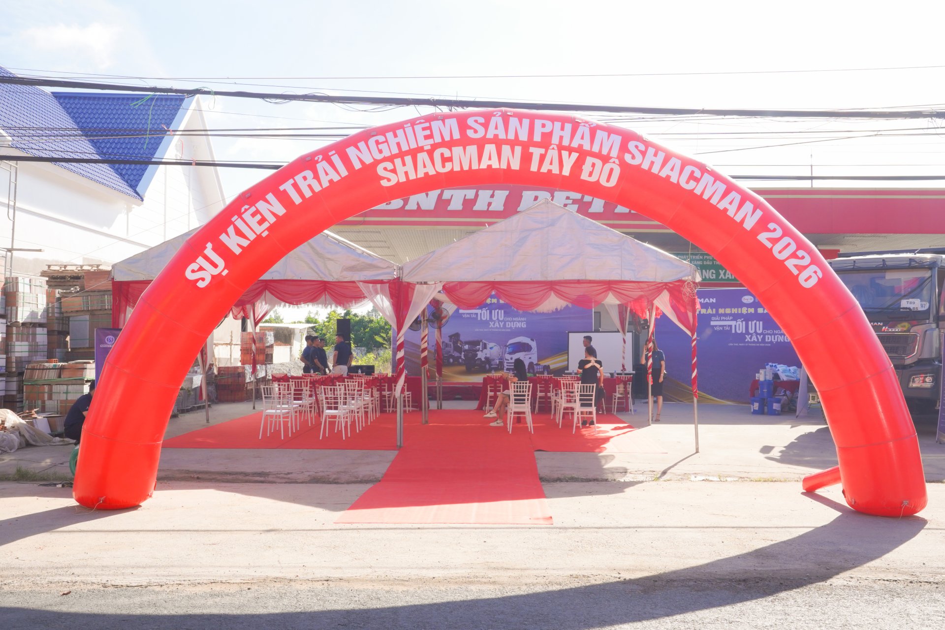 Quang cảnh lối vào sự kiện trải nghiệm xe Shacman với cổng chào và thảm đỏ