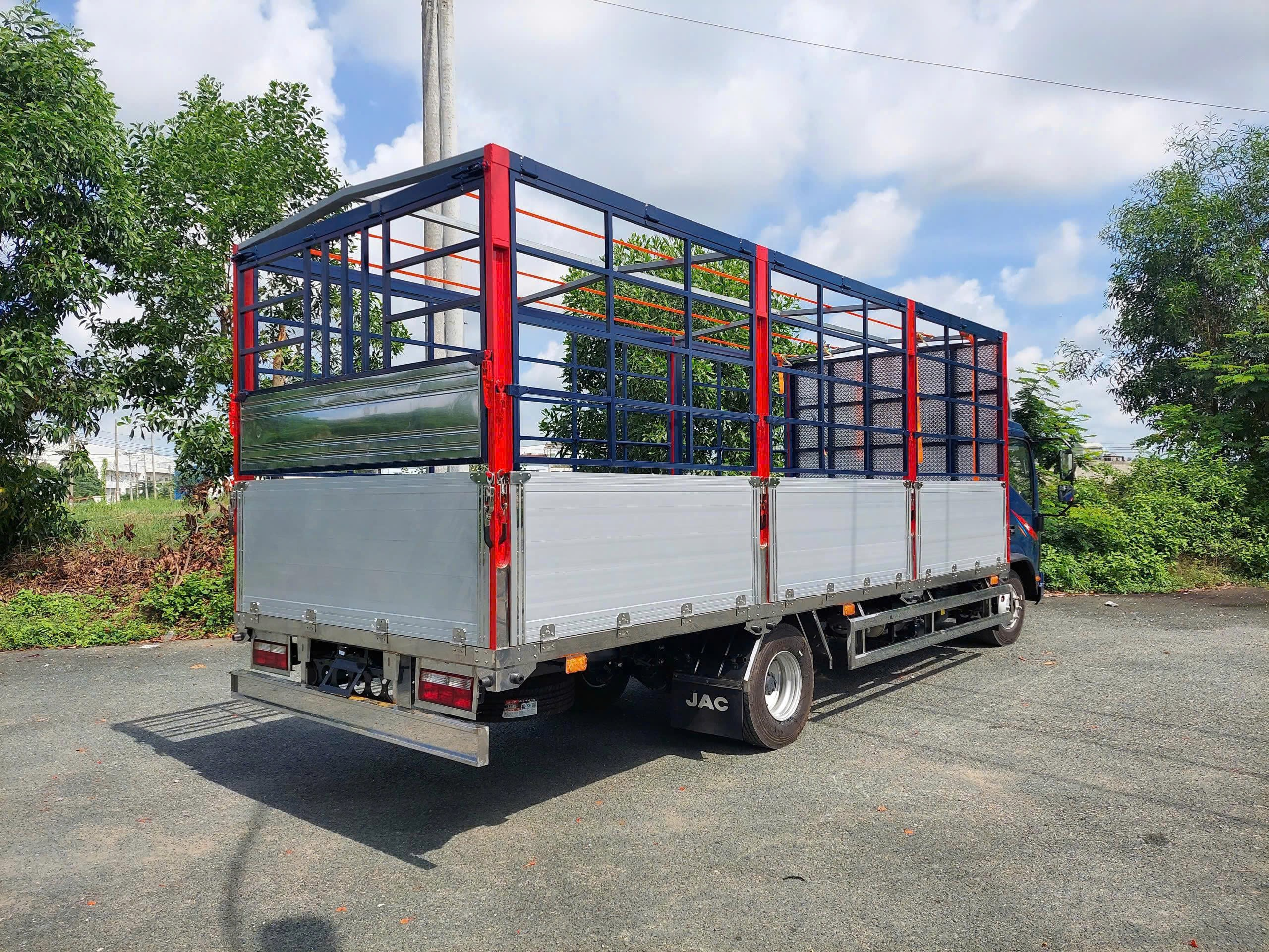 Thùng mui bạt bửng nhôm xe tải JAC N350SL E5 khi mở bạt