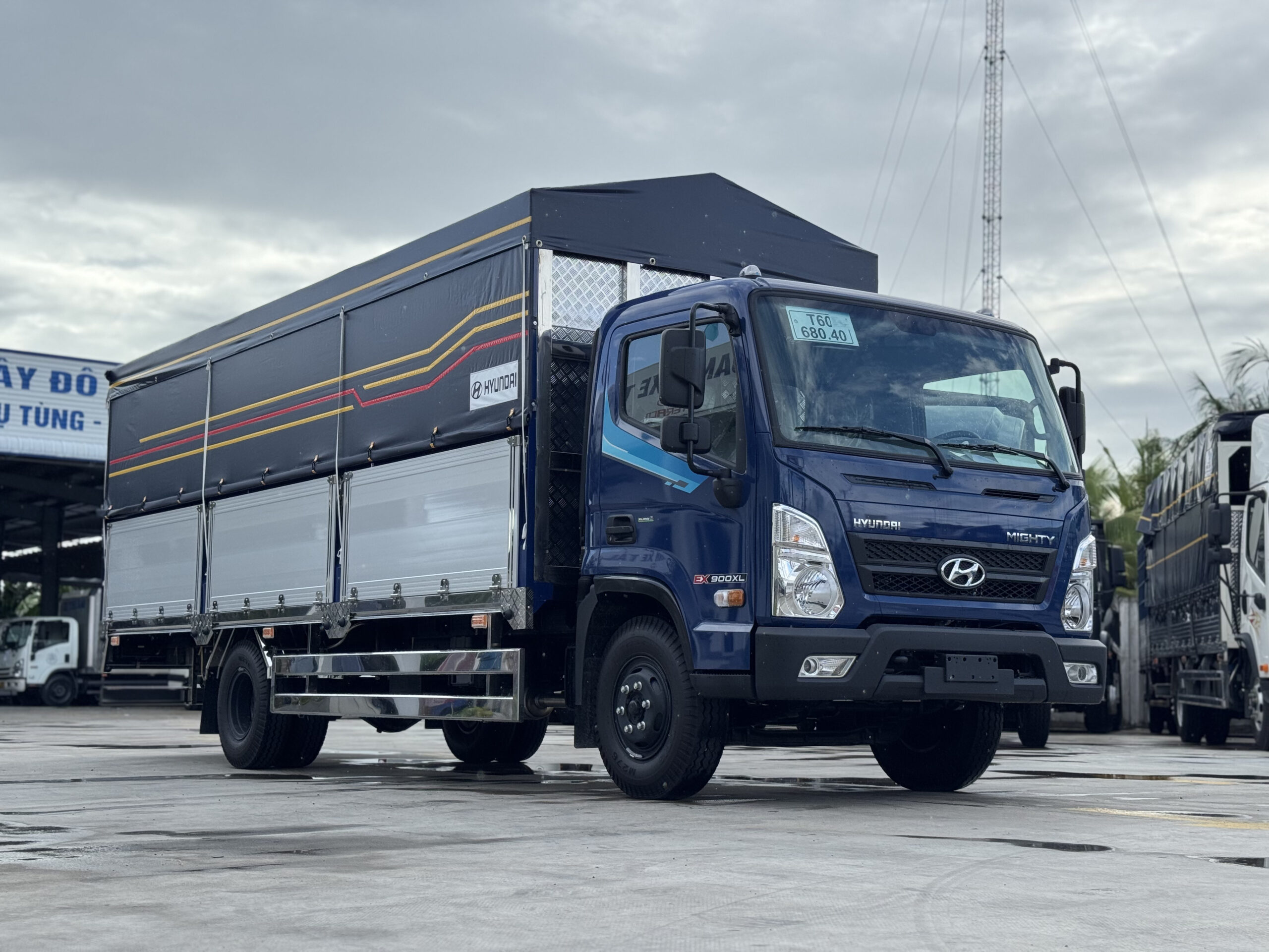 Xe Tải Hyundai Mighty EX900XL Thùng Mui Bạt Bửng Nhôm – Tải Trọng 4.9 Tấn