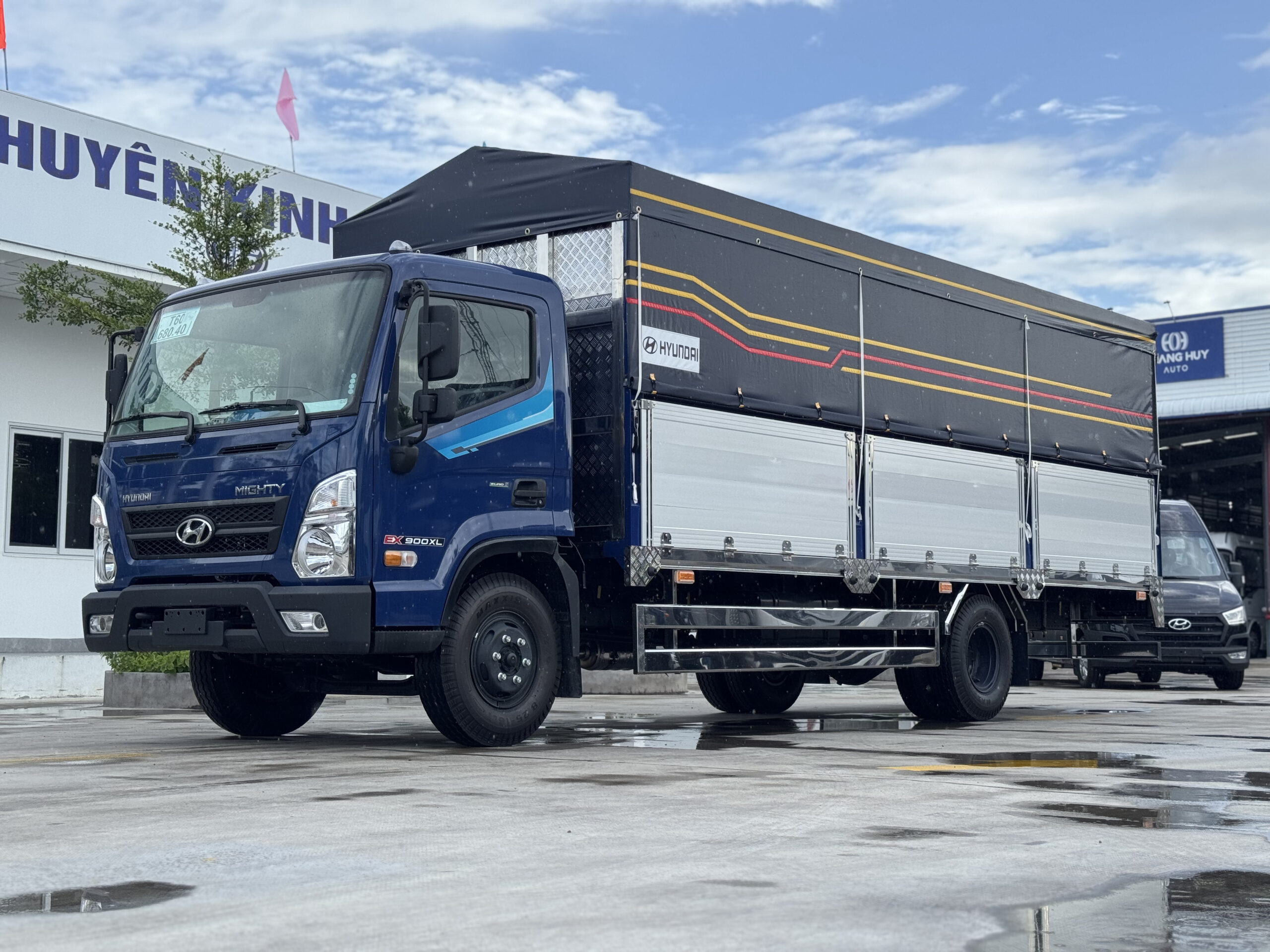 Góc nhìn xéo bên trái xe tải Hyundai Mighty EX900XL