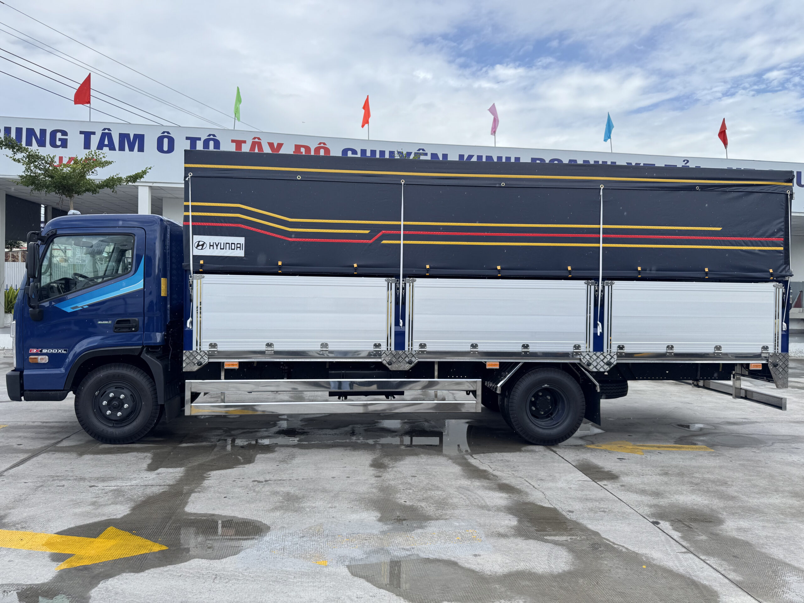 Hông xe tải Hyundai Mighty EX900XL thùng bửng nhôm