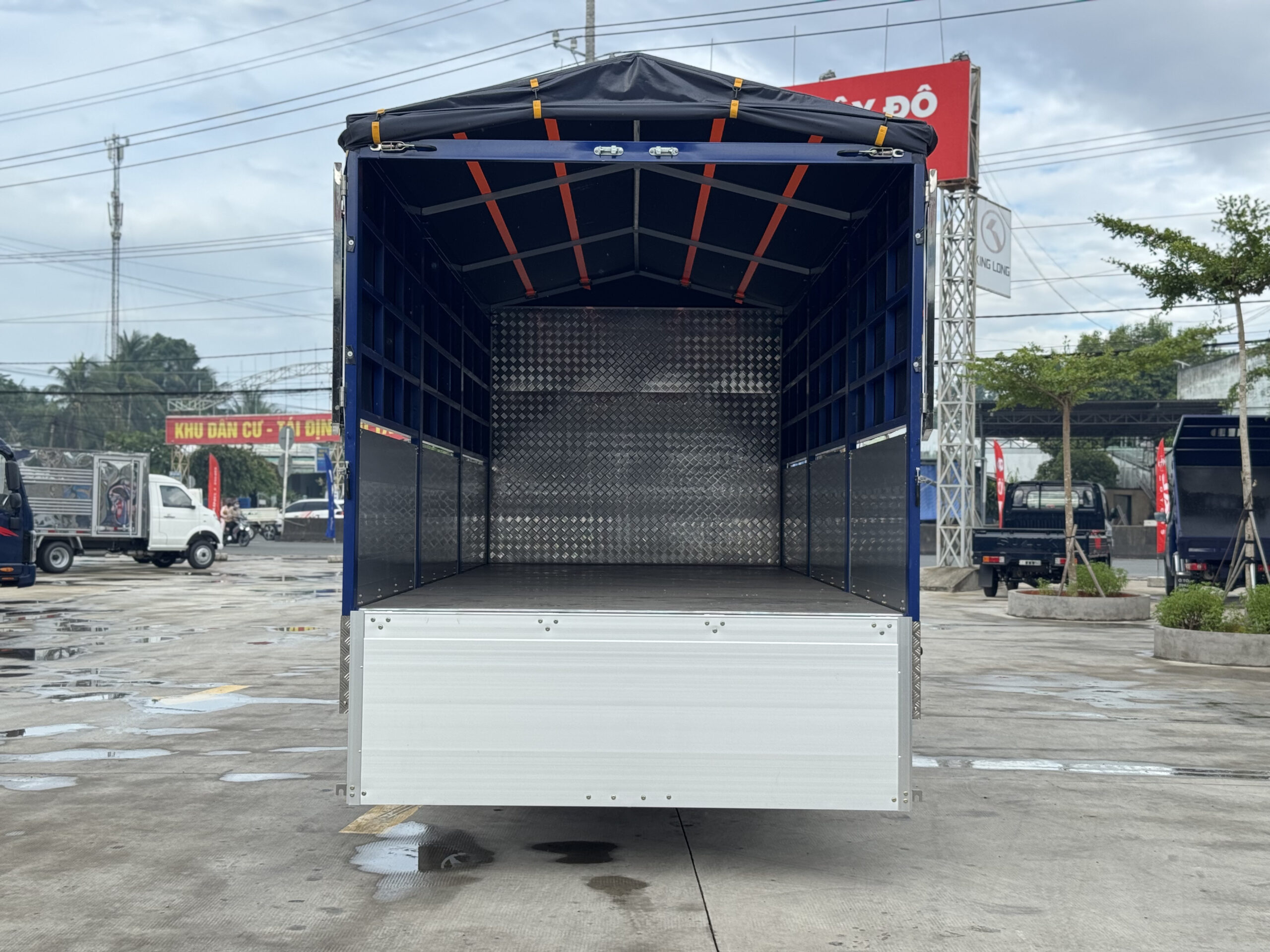 Bên trong lòng thùng xe tải nhìn từ phía sau