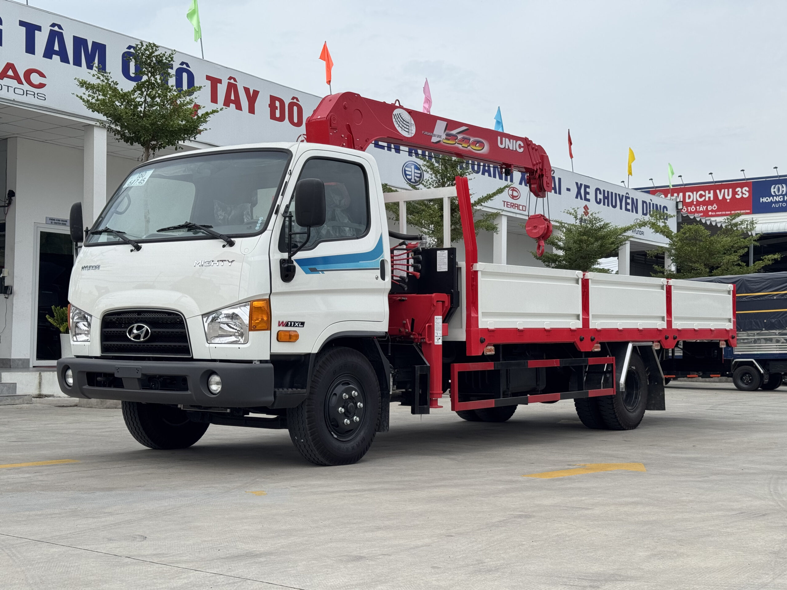 Xe cẩu Hyundai Mighty W11XL tại showroom Ô Tô Tây Đô