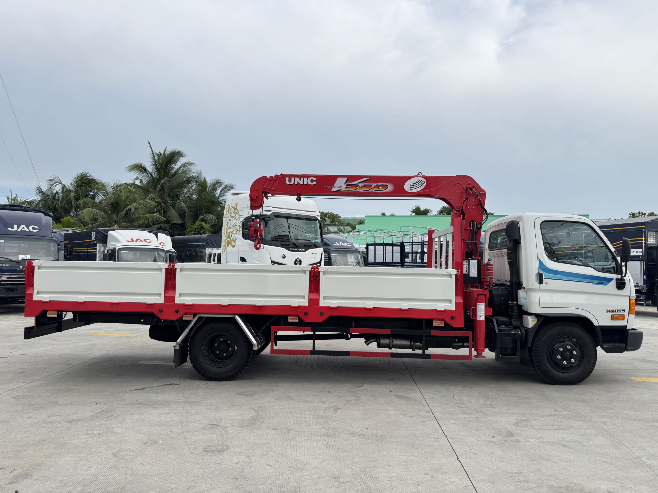Ngoại thất bên phải xe cẩu Hyundai Mighty W11XL