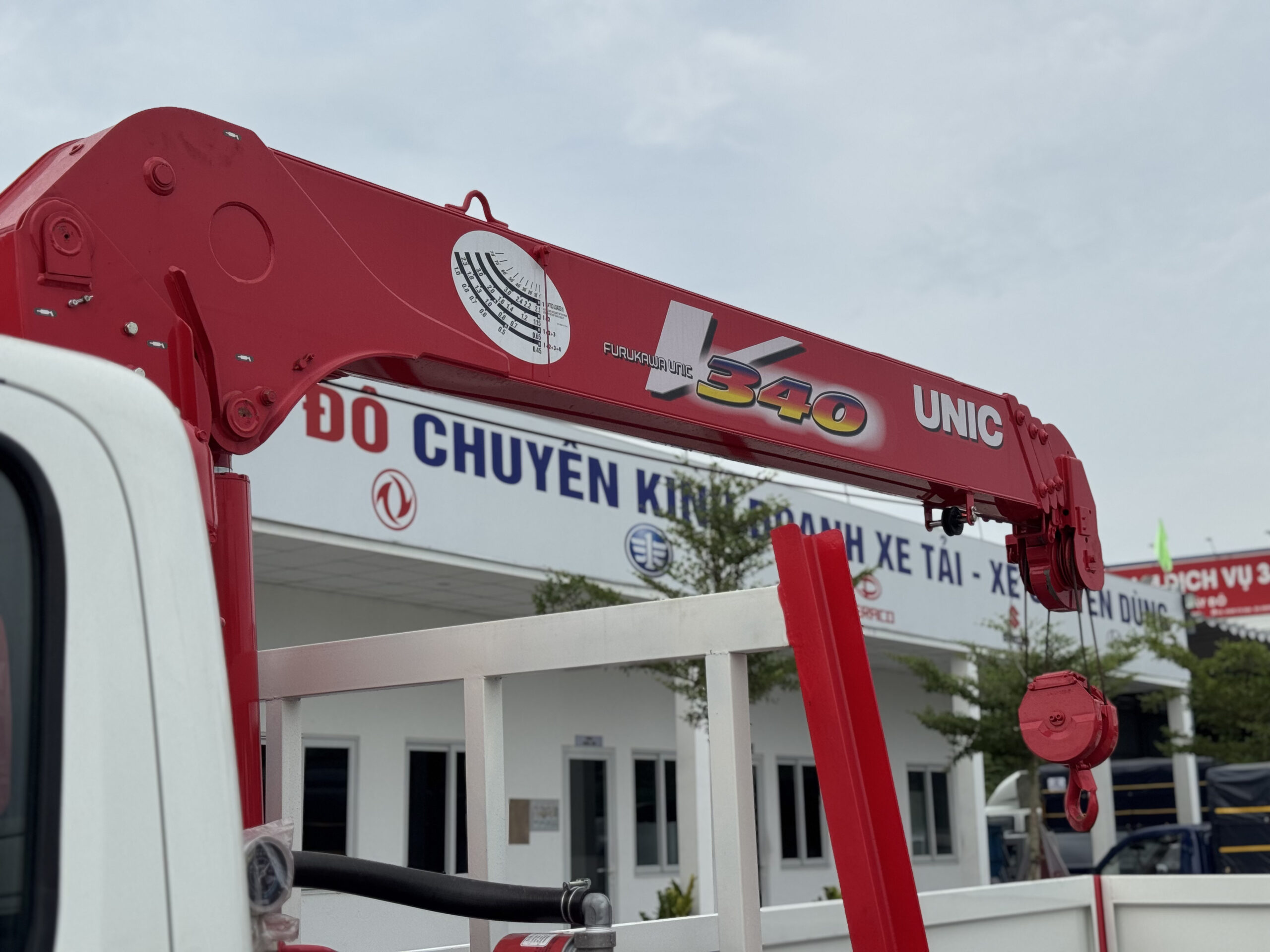 Cận cảnh thân cẩu tự hành UNIC URV340
