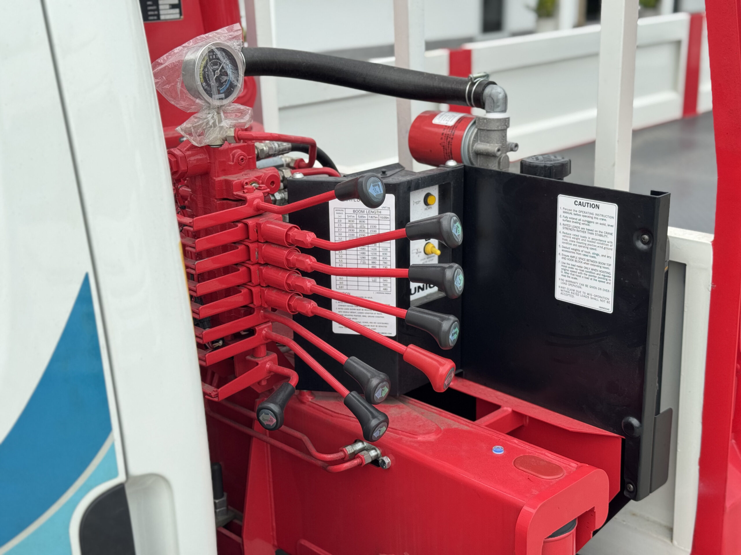 Hệ thống cần điều khiển thủy lực cẩu UNIC