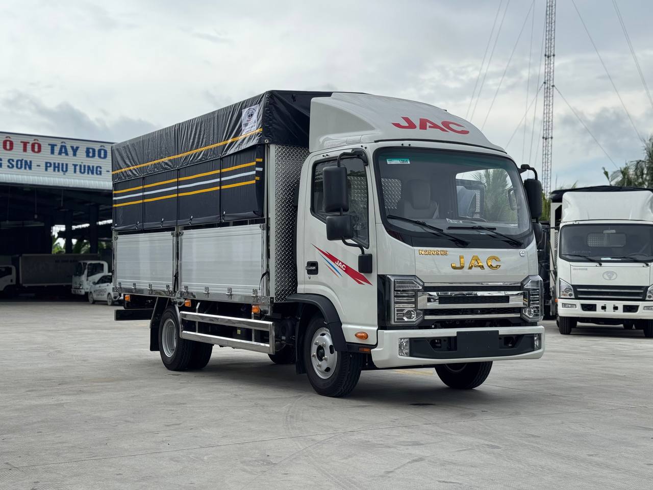 Xe Tải JAC N250S PRO Thùng Mui Bạt Bửng Nhôm Kèo Đà Lạt – Tải Trọng 2.5 Tấn