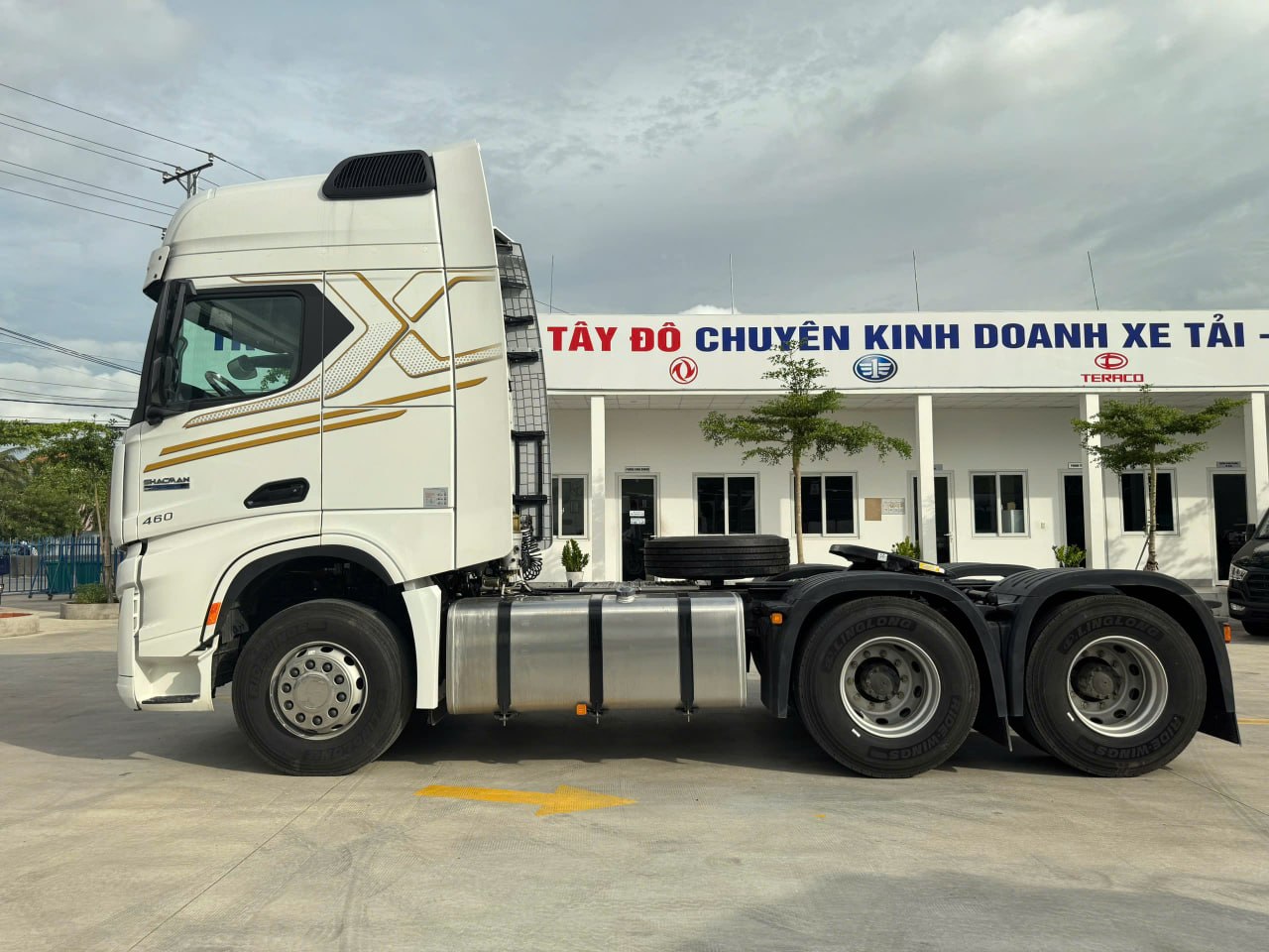 Xe đầu kéo Shacman X6000 460HP màu trắng tại showroom Tây Đô