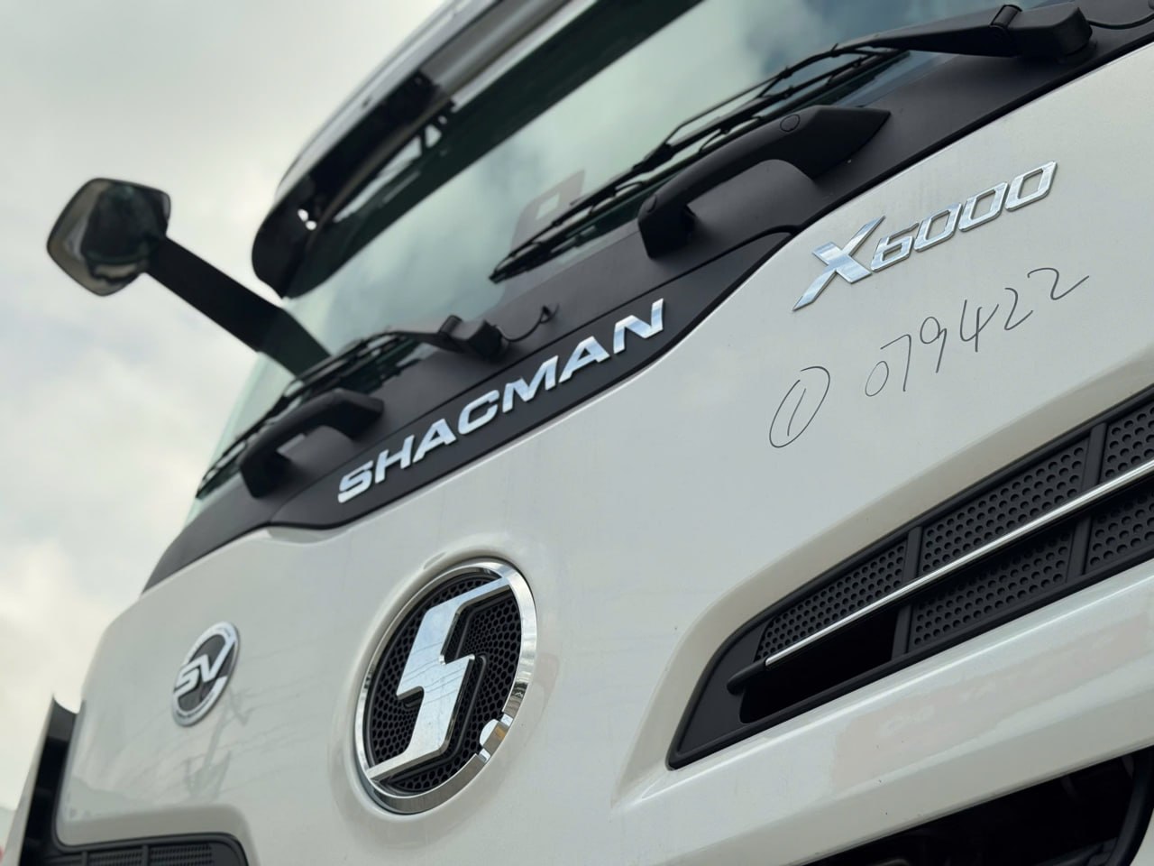 Mặt trước cabin xe đầu kéo Shacman X6000 với logo và tên model