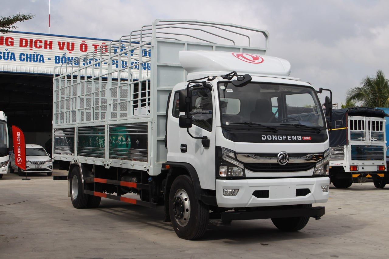 Ngoại thất xe tải Dongfeng Captain-C D8 màu trắng, góc chụp 3/4 phía trước bên trái tại showroom Ô Tô Tây Đô