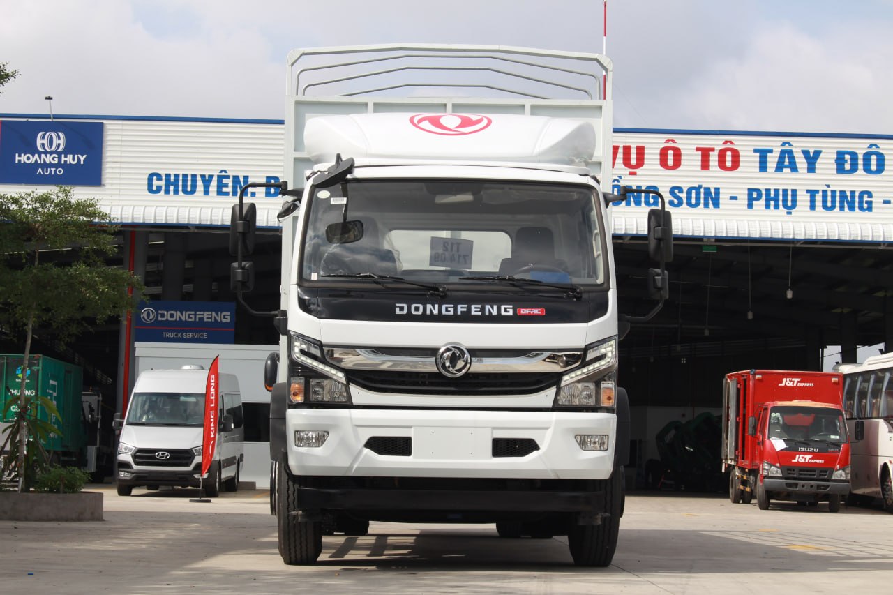 Hình ảnh trực diện phía trước của xe tải Dongfeng Captain-C D8 với mặt ca-lăng nổi bật
